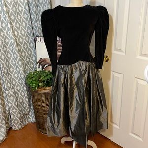 Vintage Black Velvet & Silver Puffy Sleeve…